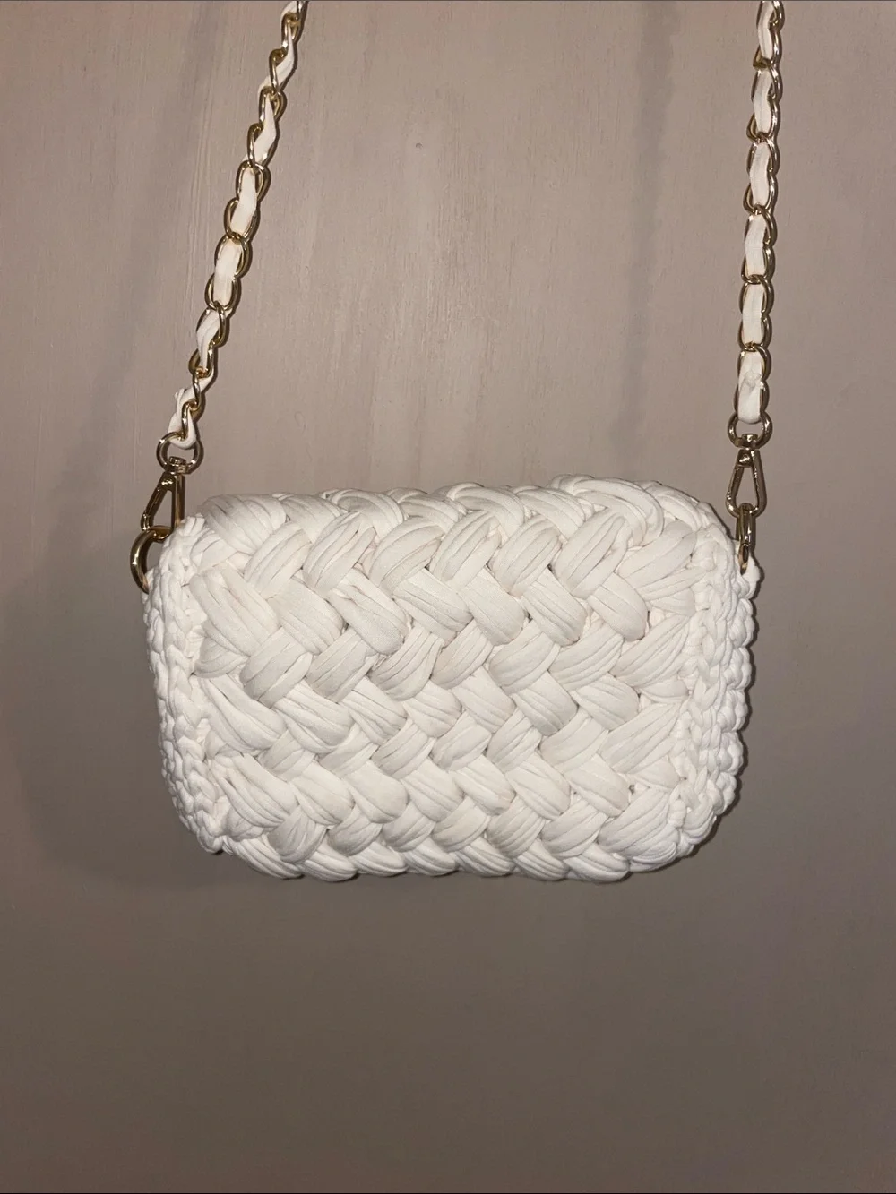 White Woven Crossbody Bag with Gold Chain